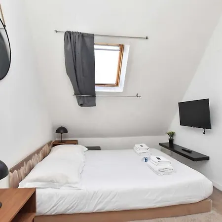 Spontini Victor Hugo Cosy Studio Apartment Paris